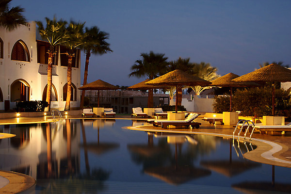 포토 JPG 해외이미지 나무 여행 우산 하늘 호텔 휴가 휴식 수영장 건강 손바닥 사람없음 물 여름 파란색 수영 침묵 가장자리 고급 저녁 빌라 휴양지 빛망울 추적 가림막 해외202004 해외포토 자연요소 식물 손 계절 컬러 컨셉 모션 숙소 주택 빛 소리 장소 수상스포츠 둘레 야간 파일형식 이미지허브