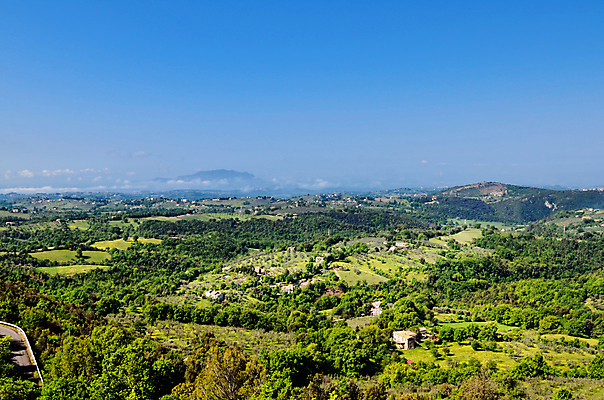 포토 JPG 해외이미지 구름 밭 자연 하늘 산 파노라마 풍경 경사 사람없음 공중 초록색 여름 파란색 햇빛 태양 우주 환경 계곡 침묵 이탈리아 시골 분위기 숲 땅 언덕 장면 천국 산악지대 삼림지대 생태학 수평선 해외202004 해외포토 자연요소 계절 교육 유럽 컬러 컨셉 농업 촬영기법 소리 생태계 파일형식 이미지허브