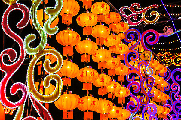 포토 JPG 해외이미지 디자인 공원 꽃 백그라운드 패턴 오렌지 벽지 동양인 사람없음 장식 빨간색 물 파란색 빛 컬러풀 정원 보라색 축제 중국 등불 야간 심볼 깃털 정사각형 해외202004 해외포토 자연요소 도형 식물 공공시설 아시아 컬러 무늬 과일 조명 인종 파일형식 이미지허브