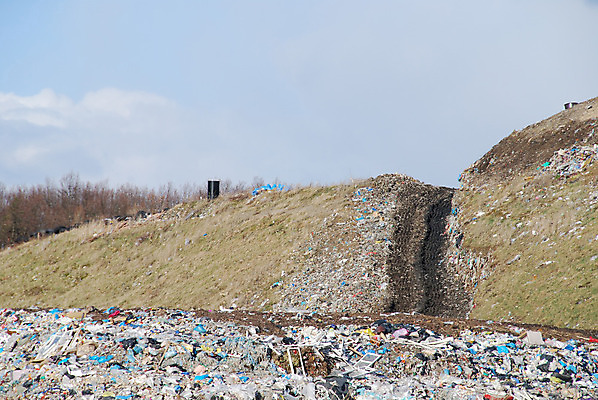 포토 JPG 해외이미지 산업 사람없음 환경 이탈리아 재활용 도시 쓰레기 폐기물 컨테이너 플라스틱 버리기 생태계 문제 짐차 한조각 흙더미 낭비 생태학 중고 해외202004 해외포토 1 교육 유럽 컨셉 모션 자동차 재질 흙 친환경 파일형식 더미 이미지허브