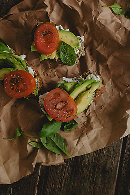 포토 JPG 해외이미지 종이 음식 빵 조각 백그라운드 잎 토마토 채소 탁자 치즈 주택 샌드위치 건강 사람없음 목재 초록색 식사 저녁식사 샐러드 시골 신선 아침식사 먹기 속도 시금치 버터 성분 아보카도 점심식사 이국적 핸드메이드 비건 해외202004 해외포토 나무 식물 컬러 가구 과일 재료 모션 유제품 건물 채식주의자 파일형식 이미지허브