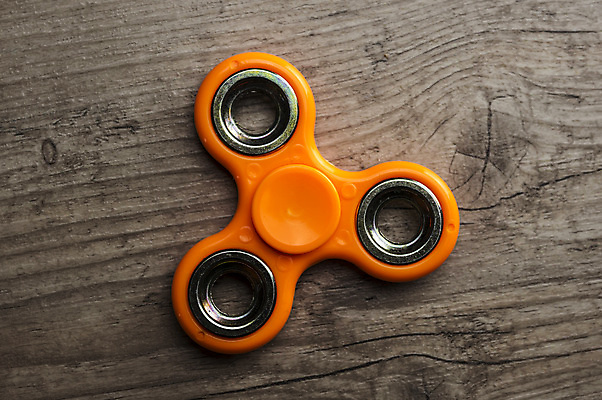 포토 JPG 해외이미지 손 어린이 백그라운드 놀이 휴식 스트레스 취미 사람없음 목재 빨간색 파란색 장난감 유행 에너지 게임 흰색 반지 도자기 원형 그룹 시원함 플라스틱 오브젝트 롤러 긴장 때리기 베어링 엘리먼트 인기 철강 해외202004 해외포토 도형 나무 감정 컬러 컨셉 재료 장신구 모션 재질 사람 신체부위 파일형식 이미지허브