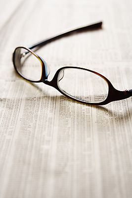 포토 JPG 해외이미지 종이 안경 돈 회사 비즈니스 사람없음 금융 자료 정보 성장 신문 뉴스 시장 구매 주식 지시 가격 중개인 읽기 손목시계 분석 무역 투자 이익 공유 골 매각 보유 선로 적자 제의 해외202004 해외포토 직업 잡화 산업 시계 컨셉 장신구 모션 간행물 경제 쇼핑 재산 파일형식 이미지허브