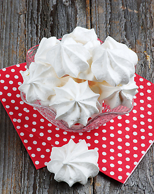 포토 JPG 해외이미지 서양음식 실내 사람없음 쿠키 달콤 냅킨 유리그릇 머랭 나무배경 해외202004 머랭쿠키 해외포토 그릇 음식 백그라운드 유리 디저트 내부 맛 파일형식 이미지허브