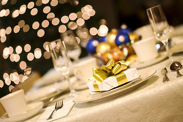 포토 JPG 해외이미지 그릇 식기 리본 안경 크리스마스 포장 탁자 휴가 전등 선물 사람없음 장식 식사 어둠 황금 우아함 은색 활 해외202004 해외포토 잡화 기념일 컬러 가구 컨셉 조명 파일형식 이미지허브