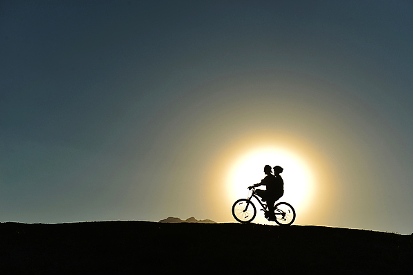 포토 JPG 해외이미지 실루엣 여행 자연 함께함 사람없음 일몰 운전 승차 사이클링 페달 해외202004 해외포토 컨셉 모션 촬영기법 노을 육상스포츠 생태계 파일형식 이미지허브