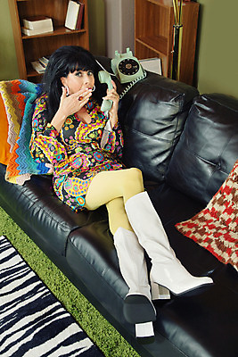 포토 JPG 해외이미지 백인 1 여자 행복 유럽 한명 웃음 사람 앉기 성인 스마트폰 소파 듣기 흰색 잡기 60대 가죽 전화기 싱글 복고 70대 페이즐리 해외202004 해외포토 서양인 노년 감정 나라 컬러 무늬 의자 모션 표정 핸드폰 스마트기기 파일형식 이미지허브