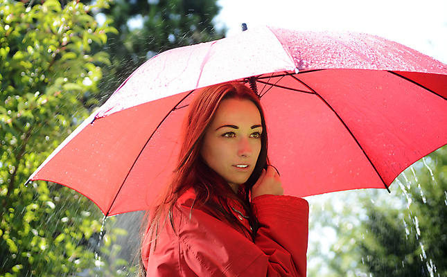 포토 JPG 해외이미지 여자 우산 자연 날씨 한명 서기 미소 빨간색 물 젖음 촉촉함 가을 잡기 기다림 빗방울 방수 성인여자만 해외202004 해외포토 자연요소 1 계절 컬러 모션 표정 사람 비_날씨 생태계 여자만 성인만 파일형식 이미지허브