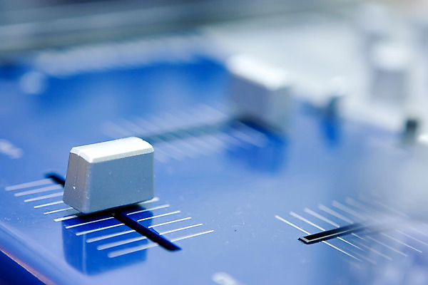 포토 JPG 해외이미지 음악 손잡이 사람없음 파란색 디지털 소리 볼륨 혼합 믹서 눈금 스위치 베이스 해외202004 해외포토 컬러 현악기 문화예술 파일형식 이미지허브