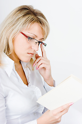 포토 JPG 해외이미지 백인 모델 손 응시 드레스 여자 교육 안경 얼굴 포즈 의자 손가락 성공 휴식 한명 사람 앉기 성인 책 금발 숫자 교사 기쁨 추위 흰색 읽기 각도 심각 해외202004 해외포토 서양인 직업 문자 1 헤어스타일 시선 잡화 옷 감정 컬러 가구 컨셉 모션 신체부위 파일형식 이미지허브