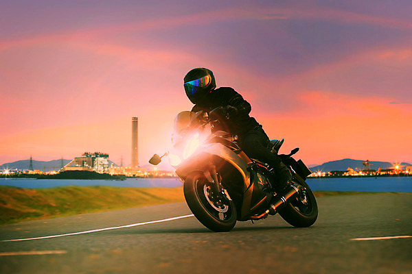 포토 JPG 해외이미지 남자 산업 도로 스포츠 여행 한명 안전 자전거 오토바이 도시 바퀴 승차 속도 타이어 타운 모터 라이더 바이킹 해외202004 해외포토 1 길 교통시설 모션 사람 바이크 파일형식 이미지허브