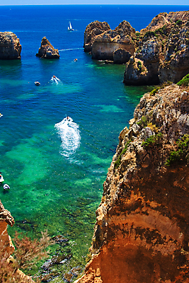 포토 JPG 해외이미지 구름 유럽 모래 파도 바다 여행 자연 하늘 낚시 날씨 휴가 따뜻함 사람 풍경 사람없음 야외 물 여름 파란색 태양 갈색 맑음 수영 어둠 봄 바위 만 뜨거움 서핑 군중 지중해 포르투갈 언덕 장면 암초 대서양 남쪽 터키석 해외202004 해외포토 자연요소 계절 나라 컬러 레저 돌_바위 수상스포츠 보석 방향 생태계 파일형식 이미지허브