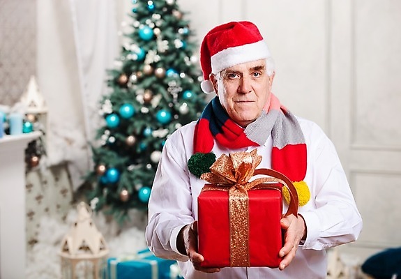 포토 JPG 해외이미지 나무 1 할아버지 남자 행복 크리스마스 휴가 새로움 주택 실내 종류 선물 한명 미소 사람 내부 장식 빨간색 상자 산타클로스 목도리 기쁨 흰색 인사 잡기 아빠 기적 연도 주기 보여주기 옛날 클라우스 해외202004 해외포토 식물 잡화 기념일 노년 감정 컬러 컨셉 가족 모션 표정 건물 예절 파일형식 이미지허브