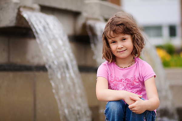 포토 JPG 해외이미지 백인 여자 어린이 한명 앉기 폭포 도시 분수 해외202004 해외포토 서양인 1 모션 자연 사람 파일형식 이미지허브