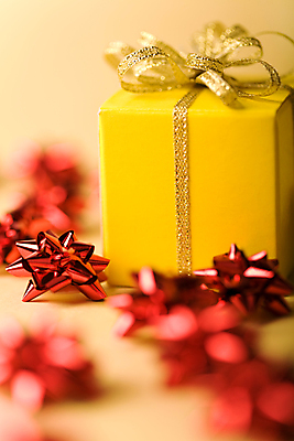 포토 JPG 해외이미지 전통 디자인 계절 기념일 별 리본 종이 크리스마스 포장 휴가 새로움 새해 발렌타인데이 선물 사람없음 장식 빨간색 상자 노란색 파티 축제 화환 놀람 축하 생일 황금 소프트포커스 작음 12월 연도 심볼 오브젝트 활 기회 매듭 팩 패키지 해외202004 해외포토 자연요소 꽃 감정 컬러 컨셉 데이이벤트 촬영기법 표정 이벤트 화장품 날짜 크기 파일형식 이미지허브