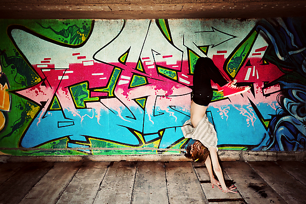 포토 JPG 해외이미지 1 라이프스타일 응시 옷 여자 행복 벽 포즈 청소년 거리 갈색머리 미술 한명 사람 10대 컬러풀 유행 점프 어둠 댄서 춤 도시 그래피티 시원함 엉덩이 예술가 사춘기 테크노 스타일 해외202004 해외포토 직업 헤어스타일 시선 감정 컬러 모션 문화예술 생활 신체부위 낙서 그림 파일형식 이미지허브