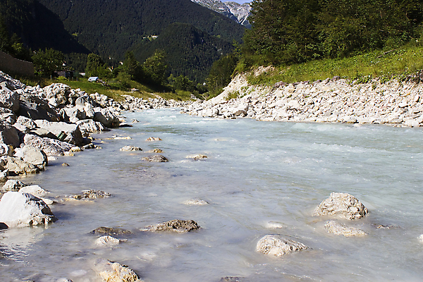 포토 JPG 해외이미지 나무 구름 여행 자연 하늘 날씨 산 풍경 사람없음 물 여름 파란색 강 햇빛 평화 어둠 침묵 봄 흐름 추위 바위 신선 개울 황무지 매끈함 숲 알프스 암초 슬로베니아 해외202004 해외포토 자연요소 식물 계절 유럽 컬러 컨셉 태양 소리 돌_바위 감각 생태계 파일형식 이미지허브