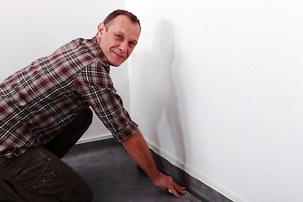 포토 JPG 해외이미지 직업 노동자 바닥 주택 기술 실내 관리 한명 목재 장식 쌓기 카펫 업무 판넬 변화 수리 부활 주인 조절 건축업자 복원 합판 파케트 해외202004 해외포토 나무 1 건축 컨셉 재료 모션 사람 내부 건물 작업 파일형식 이미지허브