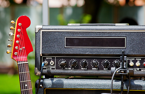 포토 JPG 해외이미지 줄 이벤트 사람없음 상자 검은색 축제 콘서트 음악가 무대 기구 기타 번개 마이크 기타리스트 해외202004 해외포토 직업 음악 컬러 음향기기 현악기 날씨 공연 연주자 파일형식 이미지허브