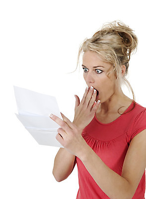 포토 JPG 해외이미지 여자 경고 한명 정장 빨간색 세로 금발 독서 놀람 흰색 뉴스 가격 무서움 거절 편지 흰배경 충격 공지사항 계산서 나쁜 고립 부정적 요금 조언 성인여자만 해외202004 해외포토 1 헤어스타일 옷 감정 컬러 백그라운드 컨셉 표정 사람 여자만 성인만 파일형식 이미지허브