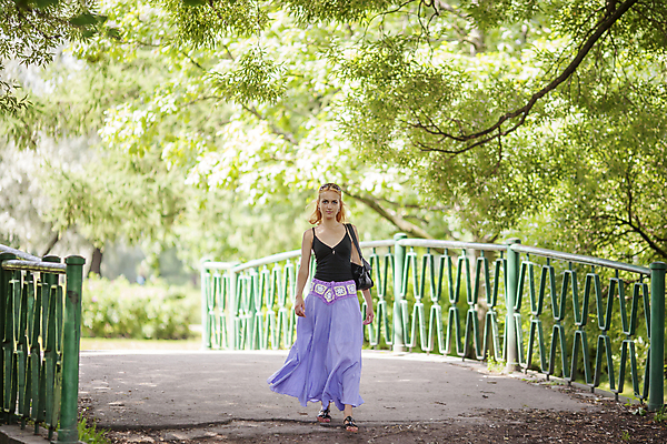 포토 JPG 해외이미지 전신 백인 모델 1 드레스 공원 행복 여유 포즈 자연 휴식 건강 한명 사람 성인 야외 초록색 파란색 금발 걷기 봄 활발 기쁨 신선 지갑 사춘기 해외202004 해외포토 서양인 헤어스타일 옷 계절 공공시설 감정 컬러 컨셉 모션 생태계 파일형식 이미지허브