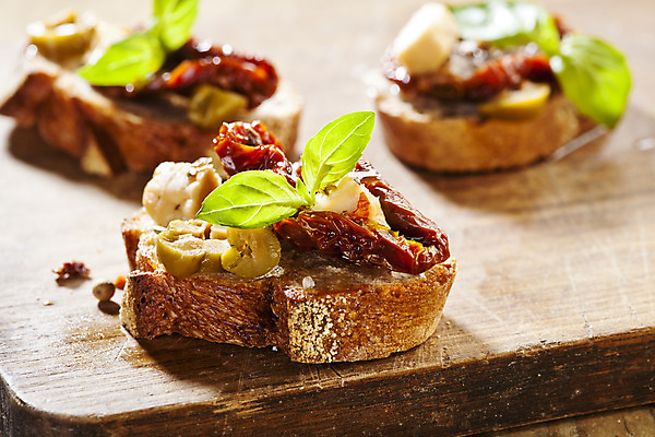 포토 JPG 해외이미지 전통 접시 음식 빵 다이어트 토마토 채소 치즈 샌드위치 건강 마늘 요리 사람없음 빨간색 요식업 식당 식사 저녁식사 이탈리아 흰색 신선 맛 아침식사 애피타이저 바게트 자르기 굽기 지중해 만취 허브 카나페 준비 올리브 토스트 바질 점심식사 브루스케타 채식주의자 개조 해외202004 해외포토 식물 식기 열매 유럽 산업 바다 컬러 컨셉 모션 유제품 서양음식 상점 구이 채식 술취함 파일형식 이미지허브