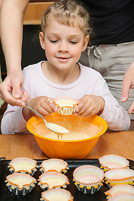 포토 JPG 해외이미지 응시 딸 행복 어린이 가족 엄마 아침 휴가 디저트 부활절 요리 세명 케이크 주방 숟가락 요리사 수확 아기 업무 가르침 사발 붓기 컵케이크 굽기 연도 서식 주부 반죽 5 열광 덩어리 관심 도우미 옛날 해외202004 해외포토 주간 직업 시선 교육 기념일 감정 음식 농업 관계 모션 수저 사람 숫자 작업 사기그릇 구이 파일형식 이미지허브