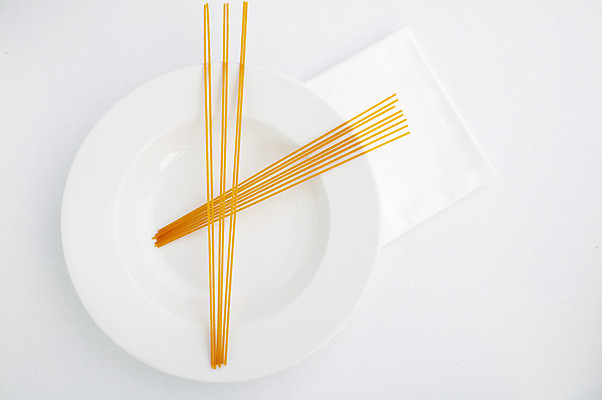 포토 JPG 해외이미지 접시 음식 컨셉 추상 파스타 스파게티 사람없음 빨간색 식사 흰색 먹기 냅킨 칼로리 생식 해외202004 해외포토 식기 컬러 무늬 모션 서양음식 파일형식 이미지허브