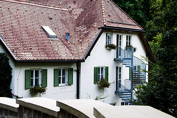 포토 JPG 해외이미지 공원 창문 가족 주택 사람없음 건물 빨간색 초록색 파란색 계단 흰색 숲 타일 셔터 옛날 생존 해외202004 해외포토 건축물 공공시설 컬러 관계 파일형식 이미지허브