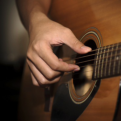 포토 JPG 해외이미지 손 연주 실내 신체부위 기타 잡기 해외202004 해외포토 음악 모션 현악기 사람 내부 파일형식 이미지허브