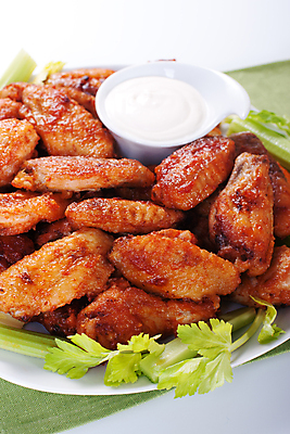 포토 JPG 해외이미지 실내 사람없음 양념치킨 흰배경 닭날개 미국음식 해외202004 버팔로윙 블루치즈소스 해외포토 백그라운드 서양음식 내부 치킨 닭고기 흰색 소스_음식 파일형식 이미지허브