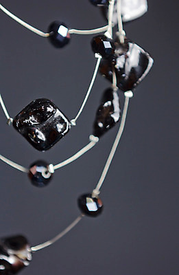 포토 JPG 해외이미지 여자 백그라운드 목걸이 장신구 공 팔찌 선물 미술 사람없음 장식 빛 컬러풀 유행 금속 검은색 어둠 흰색 화려 뜨개질 고급 우아함 닫기 보석 구슬 오브젝트 고립 해외202004 해외포토 컬러 컨셉 모션 재질 문화예술 사람 취미 광석 파일형식 이미지허브