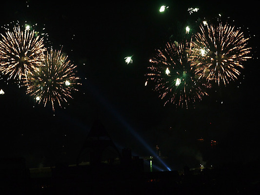 포토 JPG 해외이미지 기념일 행복 유럽 여행 백그라운드 하늘 불 기념 폭죽 불꽃놀이 풍경 이벤트 사람없음 빨간색 빛 컬러풀 노란색 검은색 축제 어둠 로켓 축하 관찰 도시 야간 저녁 폭발 빛망울 해외202004 해외포토 자연요소 감정 나라 컬러 컨셉 모션 놀이 파일형식 이미지허브