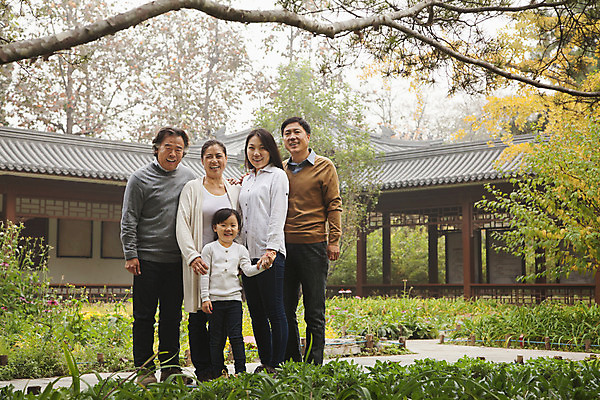 포토 JPG 해외이미지 전신 나무 식물 긴머리 응시 여자 할아버지 남자 꽃 딸 행복 전통문화 할머니 어린이 가정 가족 자연 엄마 지붕 손녀 짧은머리 중국문화 함께함 사랑 서기 미소 사람 소녀 여러명 20대 야외 일상 아웃포커스 가로 캐주얼 초록색 컬러풀 노란색 중국 성장 백발 흰색 아빠 스웨터 원예 겨울옷 베이징 돌봄 안뜰 해외202004 해외포토 동양문화 전통 헤어스타일 시선 옷 노년 감정 아시아 문화 컬러 외국문화 다수 컨셉 상의 겨울 관계 모션 촬영기법 표정 청년 취미 라이프 손주 생태계 파일형식 이미지허브