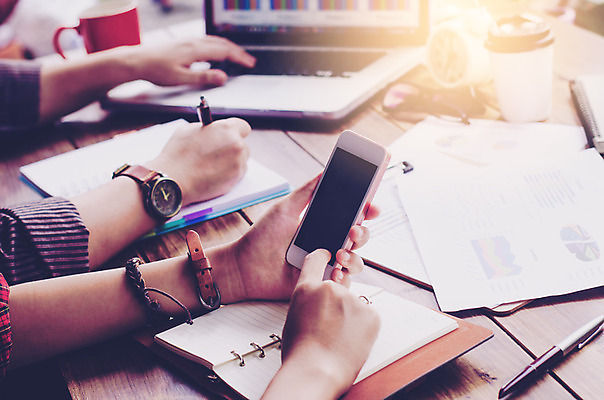 포토 JPG 해외이미지 직업 생각 인터넷 비즈니스 통신 통계 회의 모바일 협력 아이디어 대화 사람없음 노트북 스마트폰 컴퓨터 글로벌 사무실 우주 디지털 공책 타이핑 업무 작업 비즈니스맨 비즈니스우먼 네트워크 그룹 계획 오브젝트 회계 경영 계좌 다락방 마케팅 프로젝트 힙스터 해외202004 해외포토 여자 패션 남자 컨셉 문구용품 말하기 금융 경제 전자제품 핸드폰 스마트기기 직장인 파일형식 이미지허브