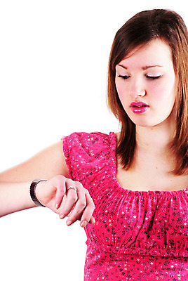 포토 JPG 해외이미지 응시 백그라운드 한명 금발 흰색 시간 날짜 기다림 손목시계 고립 사춘기 해외202004 해외포토 1 헤어스타일 시선 시계 컬러 장신구 모션 사람 파일형식 이미지허브