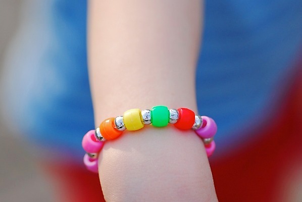 포토 JPG 해외이미지 팔찌 사람없음 빨간색 파란색 컬러풀 플라스틱 손목 팔 해외202004 해외포토 컬러 장신구 재질 신체부위 파일형식 이미지허브