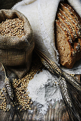 포토 JPG 해외이미지 음식 빵 조각 백그라운드 농업 가방 재료 탁자 건강 요리 씨앗 사람없음 목재 농작물 농장 갈색 식사 침묵 빵집 수확 골동품 시골 거친 황금 상품 낟알 시리얼 밀 굽기 삼베 유기농 질감 슬라이스 귀 밀가루 자루 덩어리 그런지 밭일 옛날 호밀 해외202004 해외포토 나무 식물 웰빙 잡화 산업 컬러 가구 곡류 신체부위 상점 소리 가루 구이 파일형식 천_직물 이미지허브