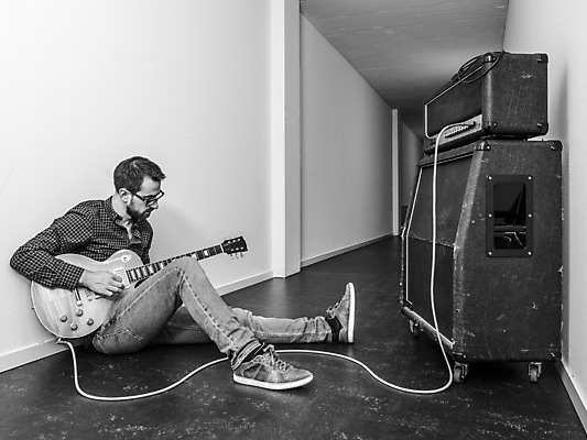 포토 JPG 해외이미지 직업 남자 음악 놀이 한명 앉기 연주자 음악가 수확 기구 기타 복도 일렉기타 복고 기타리스트 해외202004 해외포토 1 농업 모션 현악기 문화예술 사람 파일형식 이미지허브