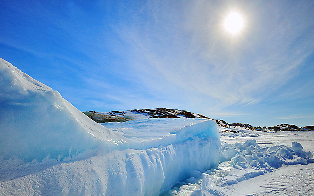 포토 JPG 해외이미지 벽 바다 여행 자연 하늘 부츠 풍경 사람없음 물 파란색 글로벌 태양 반사 환경 얼음 소리 추위 흰색 만 북극 빙하 서리 봉 빙산 북쪽 내추럴 그린란드 원정 캡모자 해외202004 해외포토 자연요소 모자_잡화 컬러 섬 신발 덴마크 극지방 방향 생태계 파일형식 이미지허브