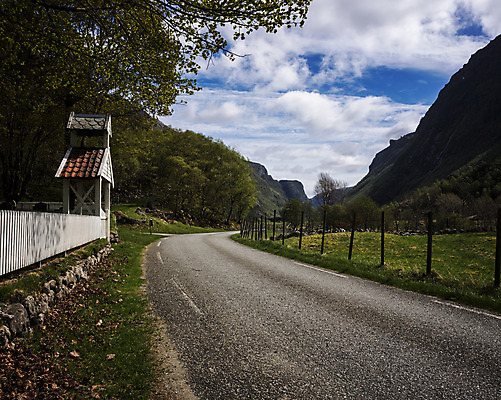 포토 JPG 해외이미지 유럽 도로 자연 하늘 북유럽 노르웨이 풍경 사람없음 야외 울타리 계곡 봄 시골 대문 스칸디나비아 해외202004 해외포토 계절 나라 길 교통시설 담장 문 생태계 파일형식 이미지허브