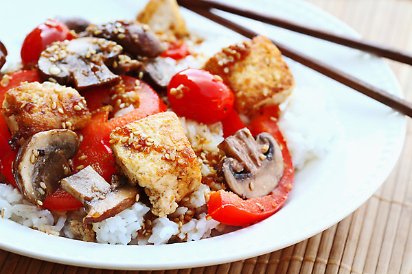 포토 JPG 해외이미지 접시 음식 토마토 젓가락 밥 피망 건강 씨앗 사람 동양인 사람없음 빨간색 사진촬영 식사 저녁식사 버섯 금지 튀김 매트 흰색 막대기 달콤 자르기 받침대 대나무 그림 두부 깨 점심식사 채식주의자 비건 해외202004 해외포토 나무 식물 식기 컬러 채소 식재료 모션 수저 인종 촬영 조미료 맛 채식 파일형식 이미지허브