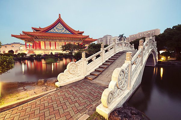 포토 JPG 해외이미지 공원 아시아 전통문화 여행 불교 건축양식 지붕 중국문화 미술 풍경 사람없음 빨간색 관광지 중국 황혼 일몰 기둥 연못 화려 역사 우아함 야간 대만 과거 열정 기념물 빛망울 랜드마크 명승지 해외202004 해외포토 자연요소 동양문화 전통 공공시설 건축 감정 나라 종교 문화 컬러 외국문화 컨셉 문화예술 빛 노을 파일형식 이미지허브