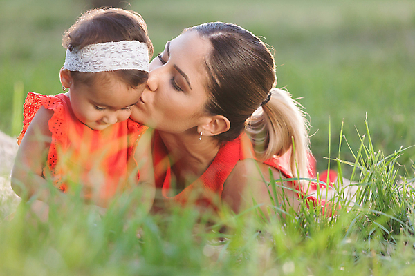 포토 JPG 해외이미지 라이프스타일 커플 공원 여자 딸 행복 어린이 가족 엄마 불꽃 함께함 사랑 미소 사람 야외 두명 일몰 기쁨 해외202004 해외포토 공공시설 감정 컨셉 관계 불 표정 생활 노을 파일형식 이미지허브