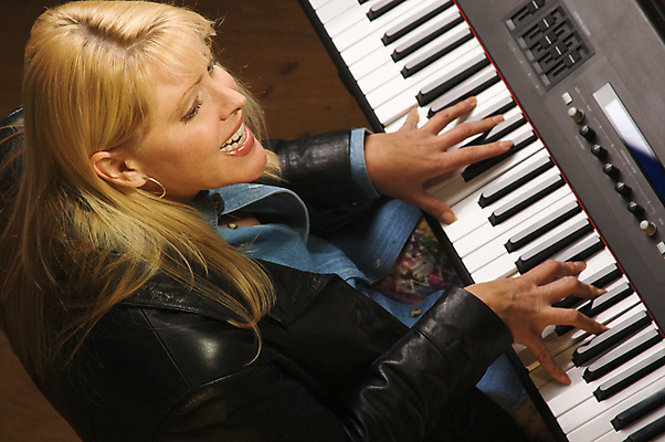 포토 JPG 해외이미지 백인 손 음악 노래 손가락 놀이 열쇠 창조 한명 쪽지 화목 소리 공연 연주자 음악가 가수 무대 기구 공구 키보드 가르침 피아노 연습 묘사 오디오 언론 상아 연예인 리듬 멜로디 뮤지컬 스트라이크 조종장치 플레이어 해외202004 해외포토 서양인 직업 1 교육 컨셉 문화예술 사람 이벤트 신체부위 전자제품 장비 도구 건반악기 파일형식 이미지허브