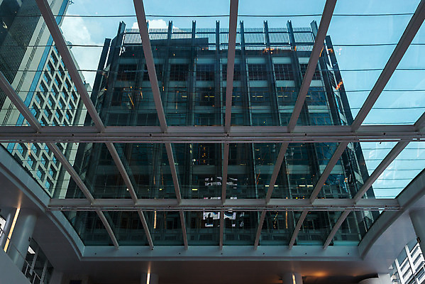 포토 JPG 해외이미지 디자인 백그라운드 패턴 건축양식 하늘 지붕 추상 미래 실내 사람없음 내부 건물 파란색 사무실 금속 흰색 도시 철 천장 상업 공학 철강 해외202004 해외포토 건축물 교육 건축 컬러 컨셉 무늬 비즈니스 재질 파일형식 이미지허브