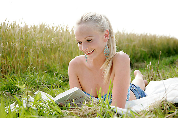 포토 JPG 해외이미지 교육 행복 여유 여행 바지 자연 휴가 휴식 한명 미소 웃음 풍경 책 여름 상자 비키니 금발 독서 달리기 태양 봄 산책 기쁨 하이킹 자유 정보 자신감 뉴스 낟알 담요 땅 읽기 바둑 거짓말 단절 해외202004 해외포토 자연요소 1 헤어스타일 계절 수영복 감정 컨셉 모션 놀이 하의 레저 표정 사람 생태계 파일형식 이미지허브