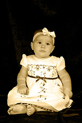 포토 JPG 해외이미지 모델 1 드레스 옷 행복 어린이 포즈 한명 사람 유행 검은색 어둠 기쁨 표현 아기 닫기 자르기 연도 묘사 걸음마 스타일 해외202004 해외포토 감정 컬러 모션 파일형식 이미지허브