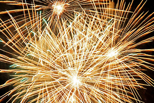 포토 JPG 해외이미지 계절 선 백그라운드 하늘 불 추상 휴가 전등 새해 기념 폭죽 불꽃놀이 사람없음 빛 노란색 파티 축제 기쁨 축하 황금 야간 저녁 폭발 파열 빛망울 광 해외202004 해외포토 자연요소 감정 컬러 컨셉 무늬 놀이 조명 이벤트 파일형식 이미지허브