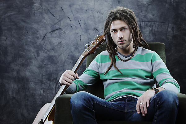 포토 JPG 해외이미지 백인 남자 음악 청소년 기술 한명 앉기 소년 기타 시원함 기타리스트 성인남자만 해외202004 해외포토 서양인 1 어린이 모션 현악기 문화예술 사람 연주자 남자만 성인만 파일형식 이미지허브